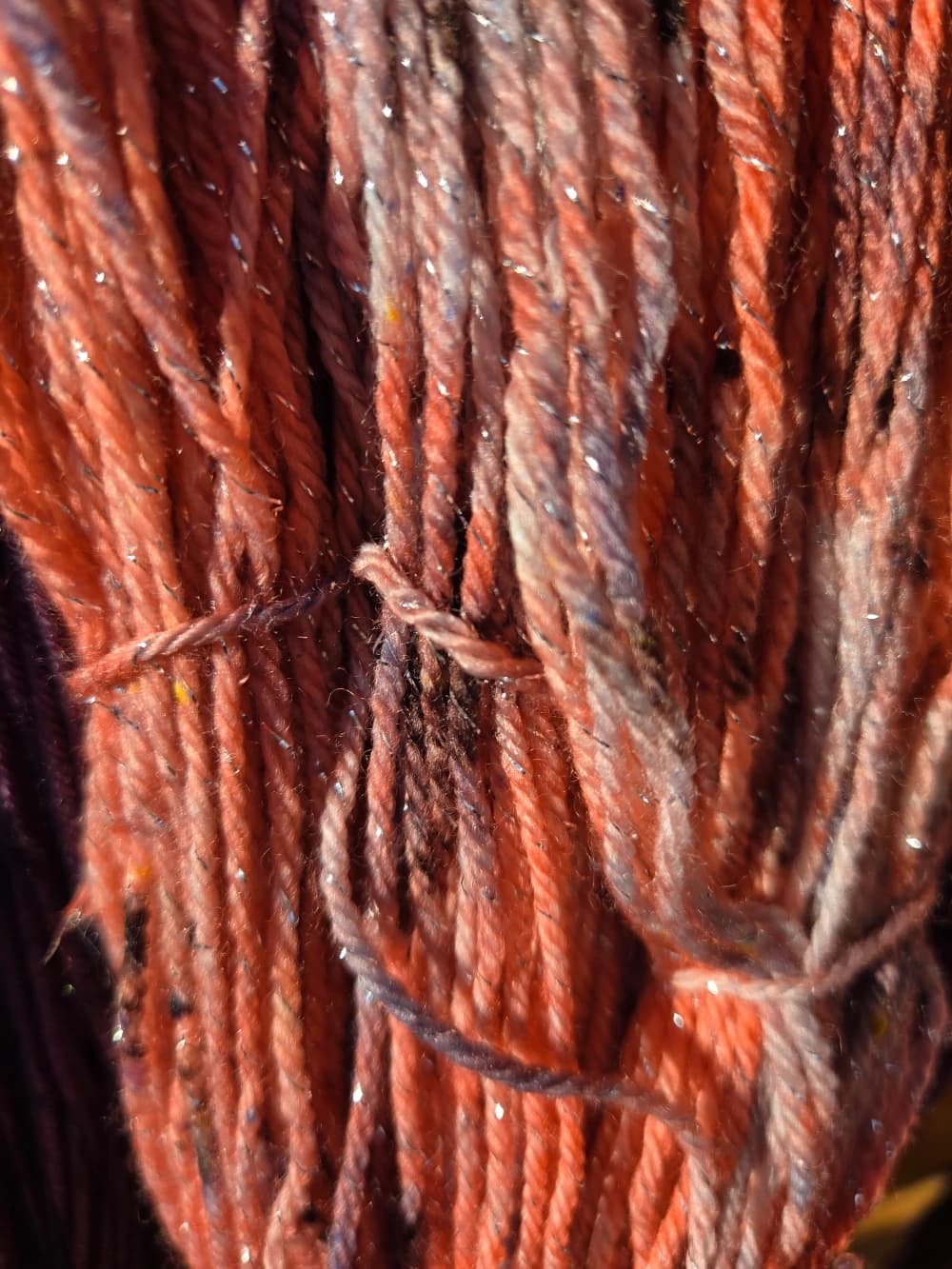 Univers artisanal Jour J Création, laine teinte à la main et couleurs créatives