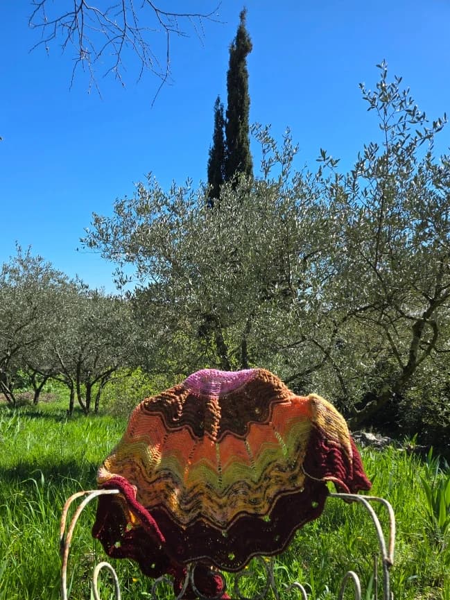 Texture et matière de laines artisanales teintes à la main