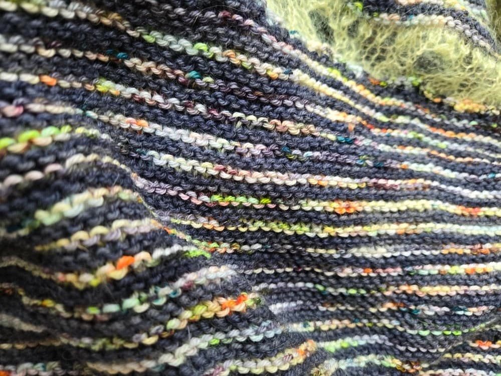 Laine mérinos superwash teinte à la main Jour J Création, détails de teinture artisanale