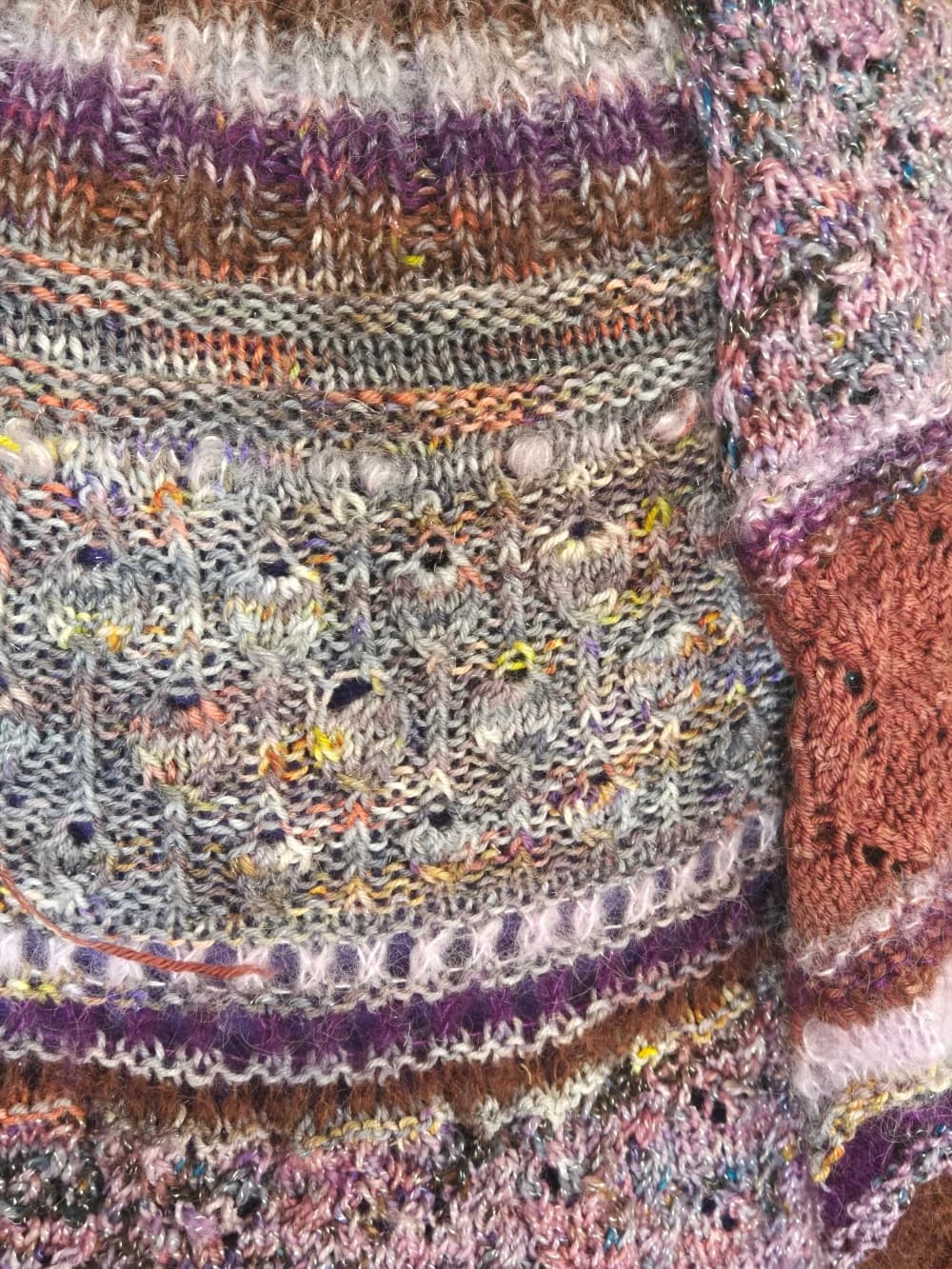 Palette de laines teintes à la main Jour J Création, fil fingering et matières artisanales